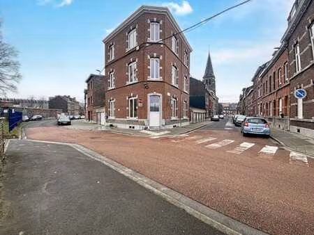 immeuble de rapport 3 appartements 1ch + 6 garages !