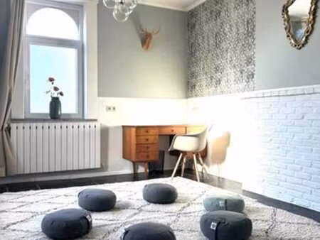 bureau meublé avec salle d’attente