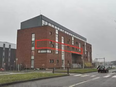 bureau moderne de +/- 180 m2 et 4 emplacements de parking.