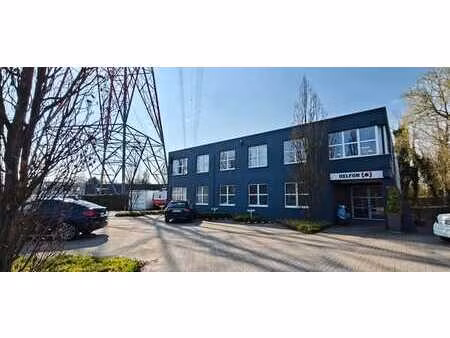 bâtiment d'entreprise moderne ; atelier et bureaux.