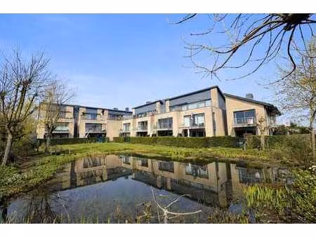 appartement ensoleillé avec petit jardin  parking et cave...