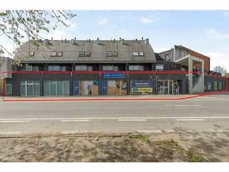 local commercial de 1 830 m² à louer dans un emplacement pri