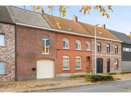 maison spacieuse et prête à emménager avec garage et jardin