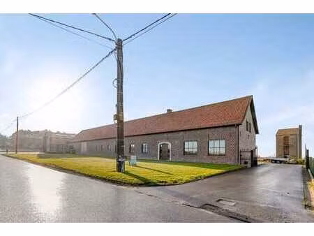 landelijk gelegen hoeve te zonnebeke met voldoende opslag...