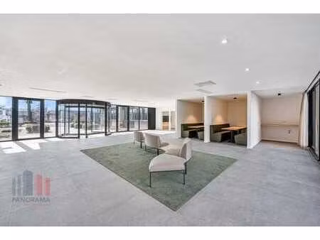 826 m² de bureaux prêts à l'emploi à proximité du r4