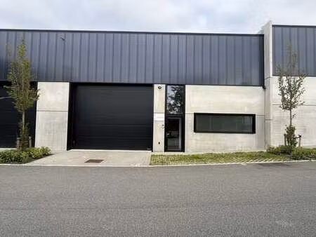 moderne bedrijfsruimte van 380 m² met magazijn en kantoor...