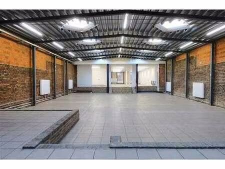 spacieux immeuble commercial à louer près de la gare de gand