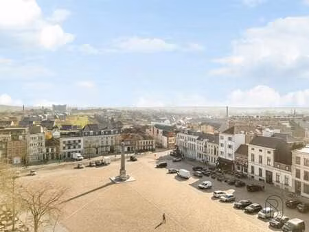 sur la place de renaix: maison de maître avec potentiel.