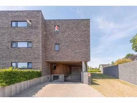 lot 2: parking souterrain
