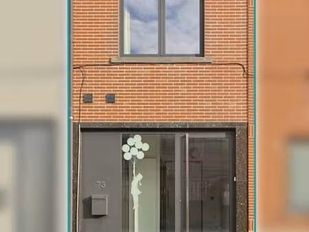 volledig gerenoveerde rijwoning met terras en tuin
