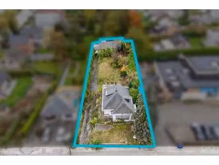 terrain de 1.265m² avec permis pour commerce et 3 logements