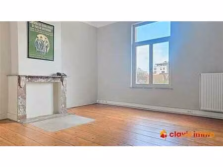 charmant bureau situé au 2ème étage d'une belle maison de ma