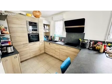 grand duplex 4p + 2 terrasses + 2 parkings inclus  à 15 min de la mer