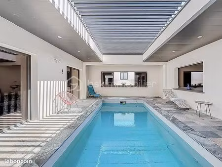 location superbe villa 6 chambre piscine intérieur