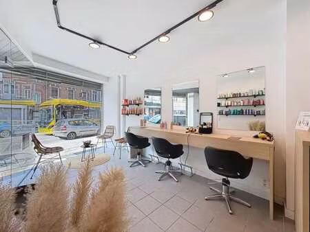 beau local commercial entièrement rénové avec fonds de comme