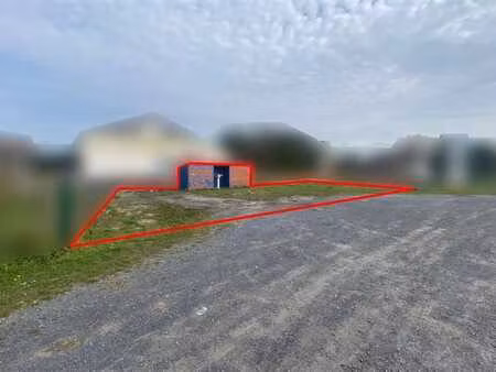 terrain de 4a 93 ca situé sur un axe très fréquenté