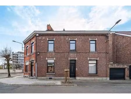 maison 2 chambres avec cour et emplacement voiture sécurisé