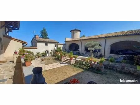 superbe ensemble ferme fortifiee + vastes dependances sur 3ha terrain  a 20' lyon