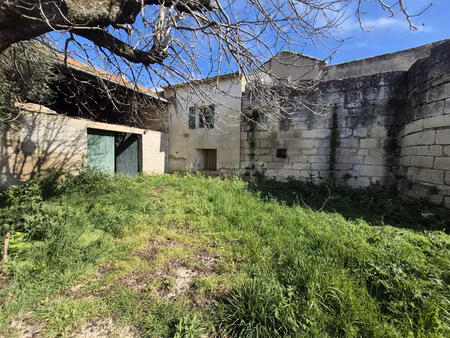 eyragues (13630) - maison de village avec bel exterieur et grande remise amenageable