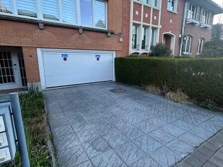 grand garage (32m²) + allée