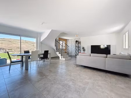 maison récente de 111m2 à juliénas - en plein coeur du beau