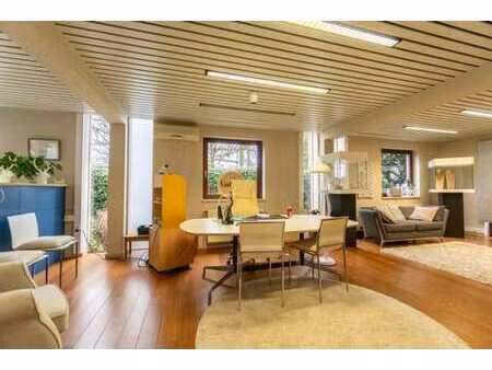 situee dans une rue calme  villa amenagee en bureaux