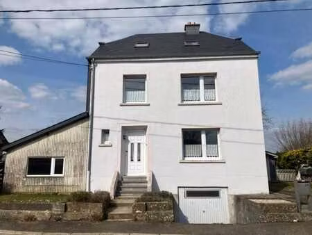 maison 4 facades avec jardin et garage.