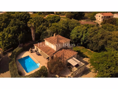 villa contemporaine avec piscine et dépendance  à 15 min de
