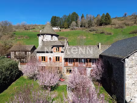 a vendre à giou-de-mamou  aux portes d'aurillac  sur terrain arboré de 2100 m²  maison de 