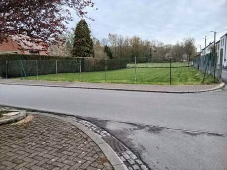 beau terrain à bâtir dans un quartier résidentiel