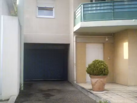 place de parking mécanisée en s/sol accès par bip