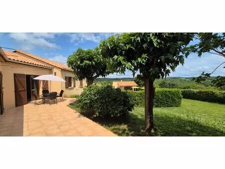 dans un ecrin de verdure grande maison tout confort sur 2 niveaux de plain-pied avec...