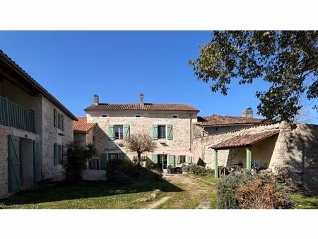 charras. maison en pierre de 198 m² avec gîte de 70 m² à terminer