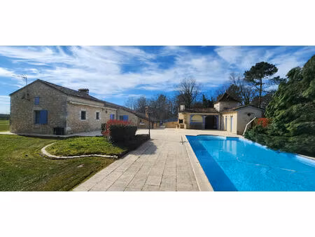 maison en pierres de plain-pied avec étang et piscine dans un environnement boisé exceptio