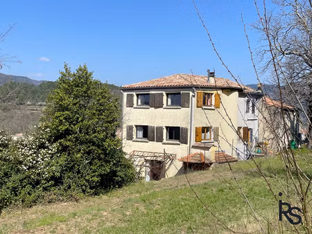 une lumineuse maison de village de 167 m2 avec 5259 m2 de te