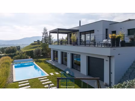 villa avec vue  piscine  terrasses et garages