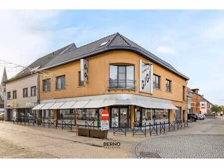 handelspand met uitzonderlijke visibiliteit & ruim appart...