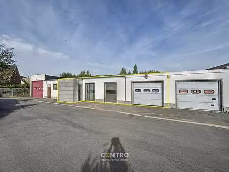 goed gelegen opslagplaats met bureel op bedrijfssite te r...