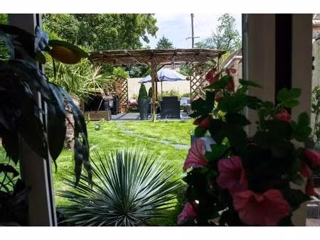 longère authentique avec joli terrain centre village