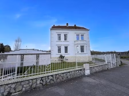maison individuelle constituée de 3 appartements