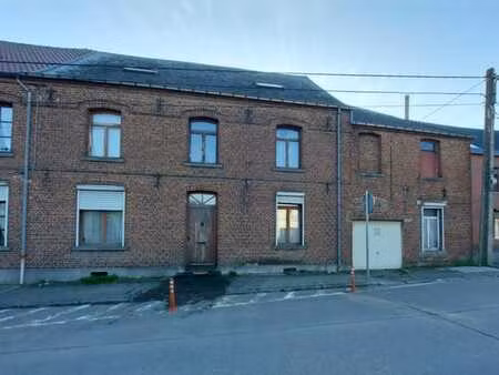 maison 3 facades avec garage et cour