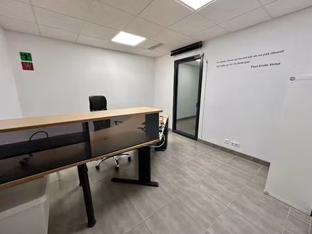 location locaux professionnels 5 pièces 66 m² à la tour-d'aigues (84240)  1 428 €