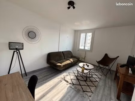 chambre dans vaste appartement rénové