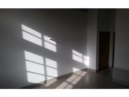 location appartement  m² t-2 à remoulins  660 €