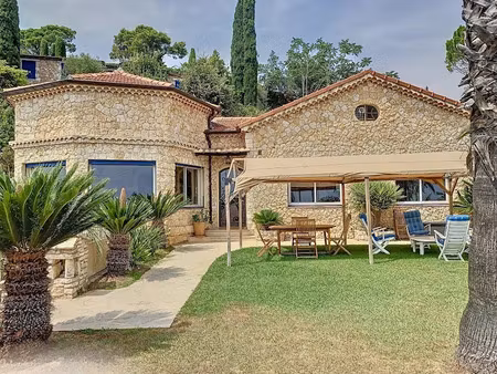 location meublée maison 6 pièces 199.53 m² à châteauneuf-grasse (06740)  4 500 €