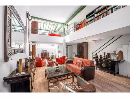 loft à l'esprit atelier en arrière cour d'un ancien bâtiment industriel