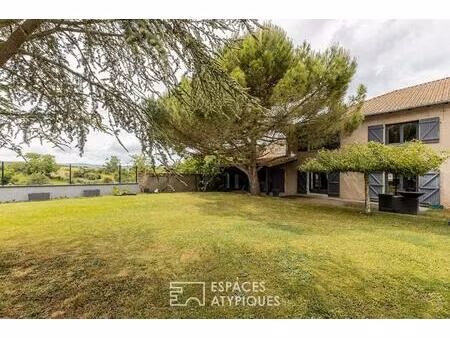 maison familiale à la rénovation contemporaine avec dépendances et jardin