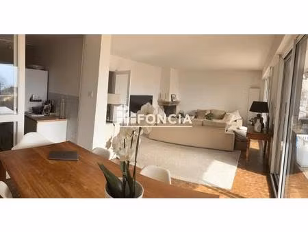 st ismier-elegant appartement t4 avec terrasse garage et piscine