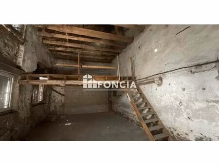 vends terrain de 163m2 avec une grange stockage ou à aménager