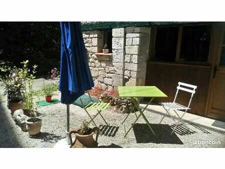 loue t2 meublé dans petite maison mitoyenne en pierres à souillac (lot). période : avril à